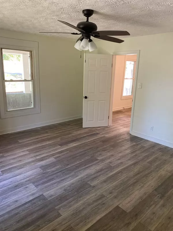 Knoxville, TN 37920,5726 Burnett Creek RD