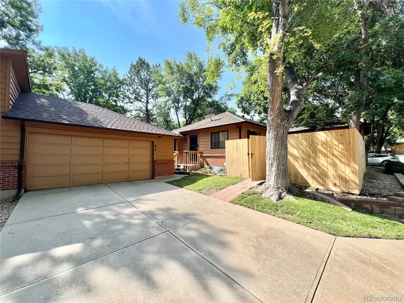 21 S Eagle CIR, Aurora, CO 80012