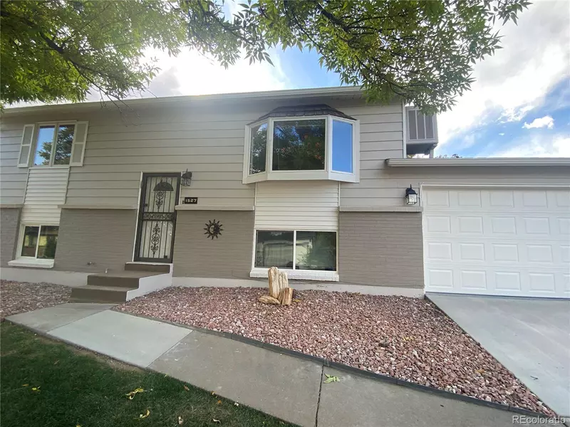 1527 S Queen CT, Lakewood, CO 80232