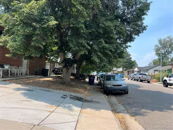 Denver, CO 80239,5526 Carson ST