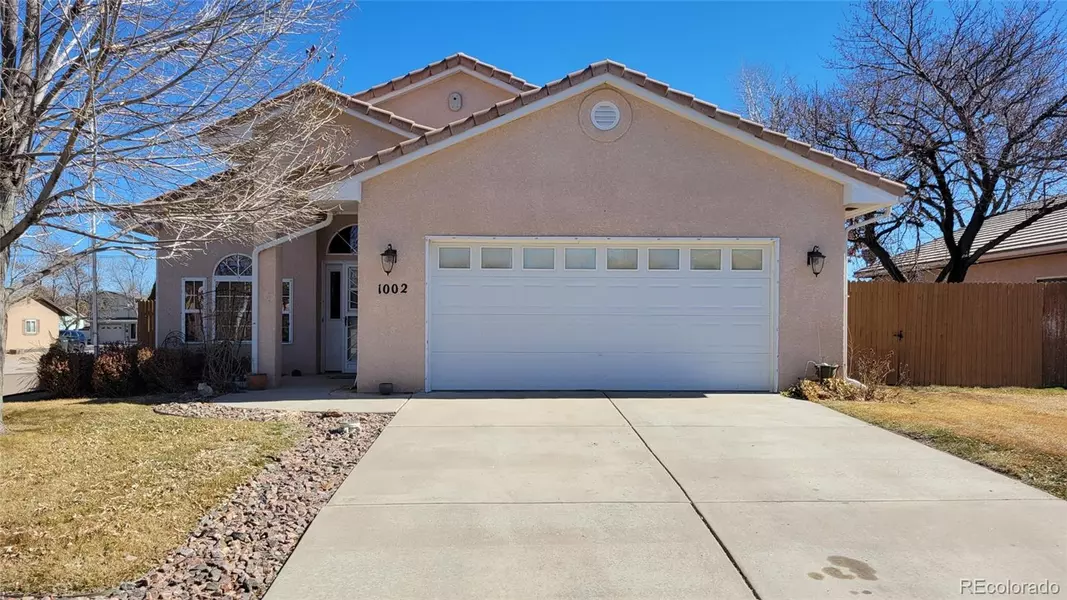 1002 Cedarcrest DR, Pueblo, CO 81005
