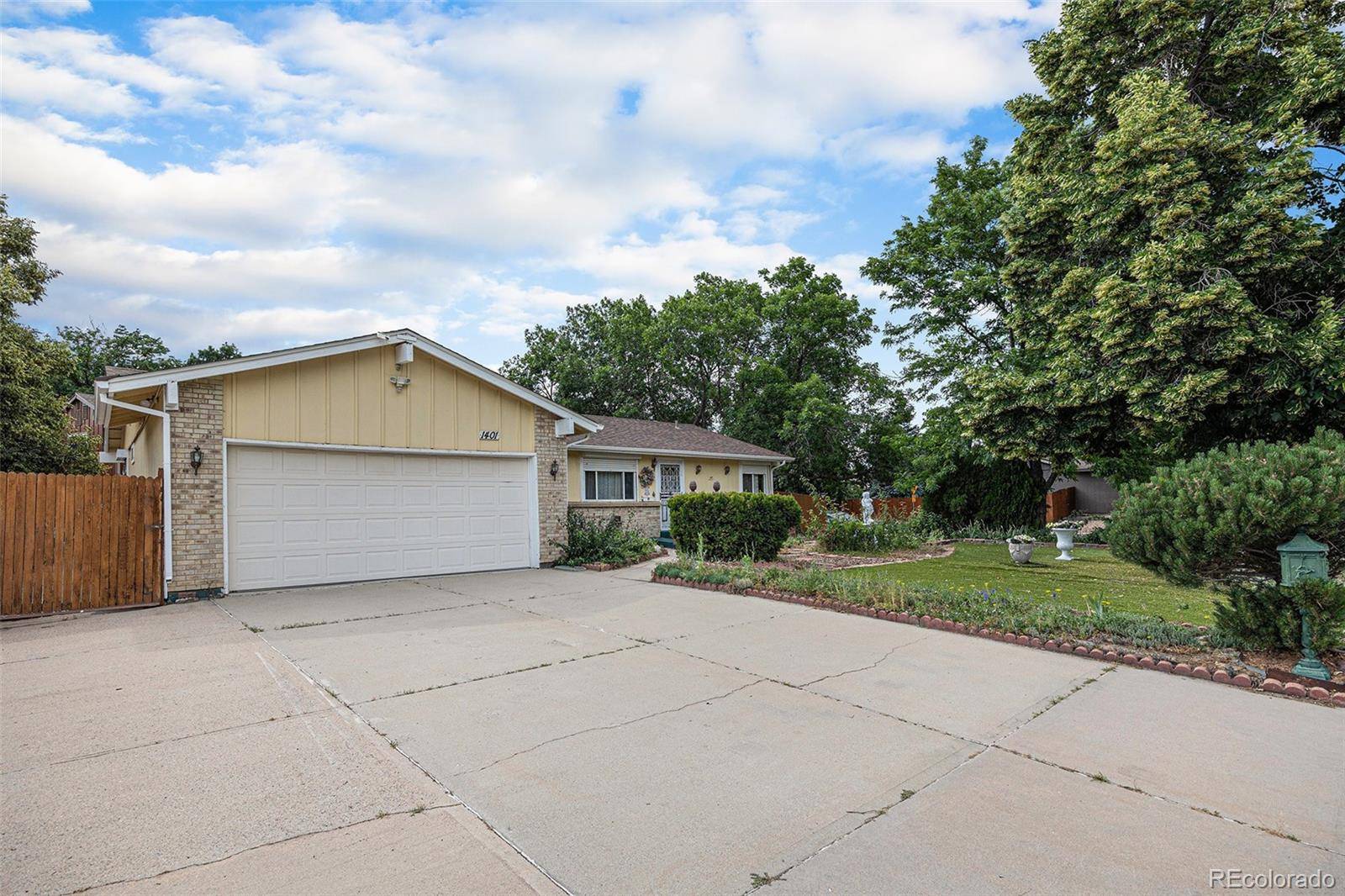 1401 S Paris CT, Aurora, CO 80012