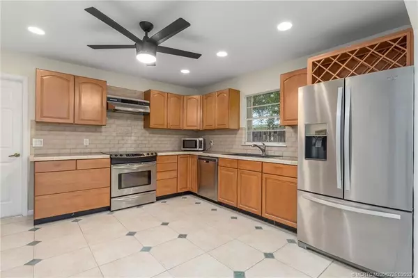 Jensen Beach, FL 34957,928 NE Maranta Terrado