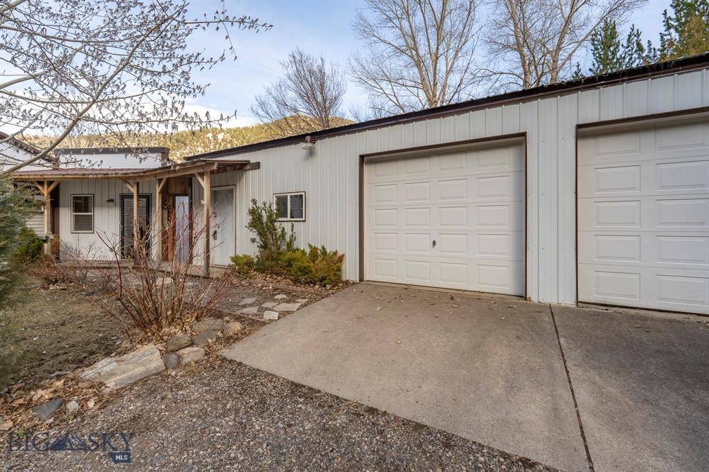 Livingston, MT 59047,5042 US Highway 89 S