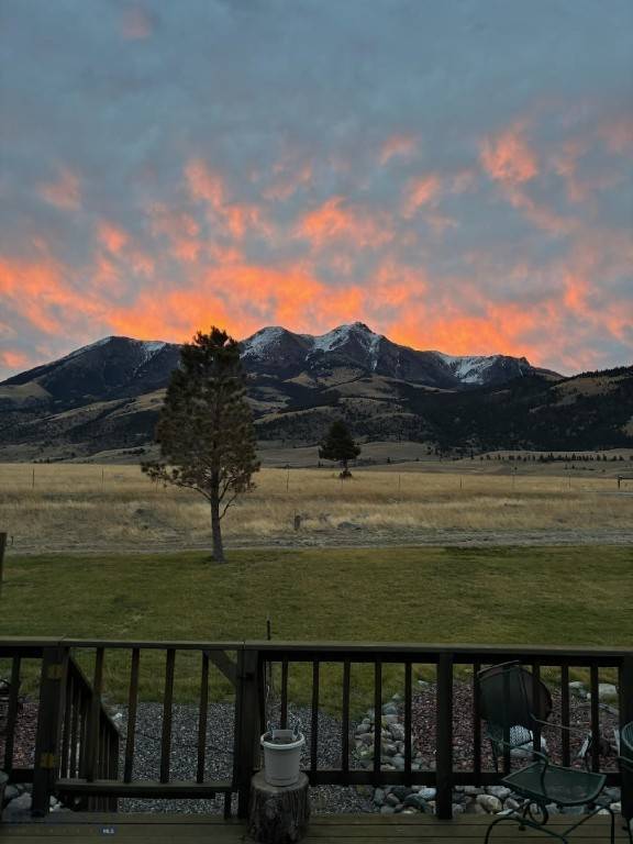 37 Bridger Meadow LN, Emigrant, MT 59065