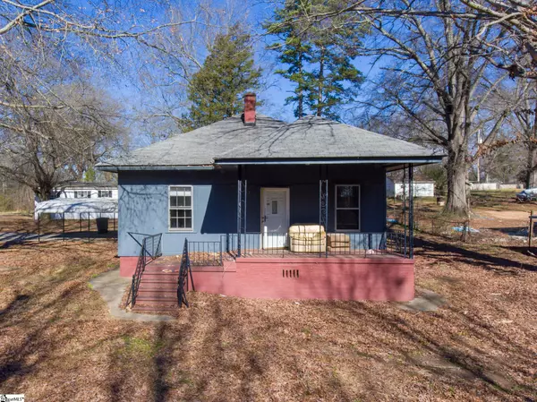 2 Gallon Street, Laurens, SC 29360