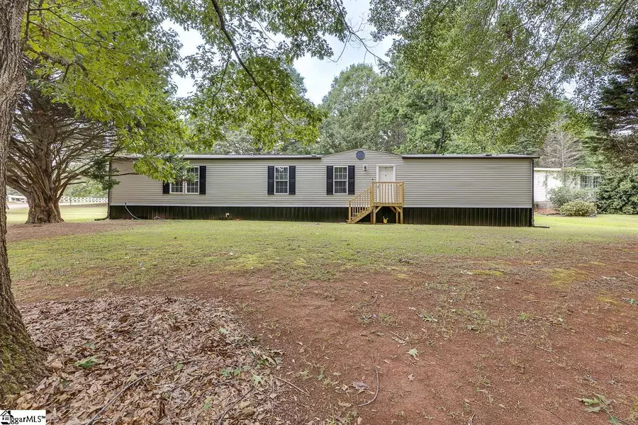 561 Waspnest Road, Wellford, SC 29835