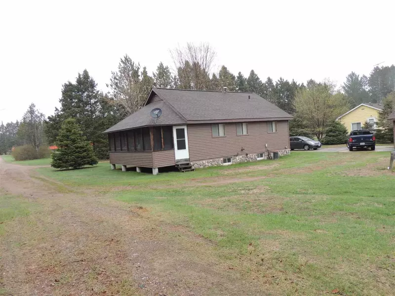 1065 VALLEY LN, Armstrong Creek, WI 54103