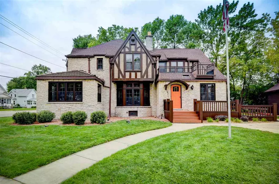 303 W WINNECONNE AVE, Neenah, WI 54956