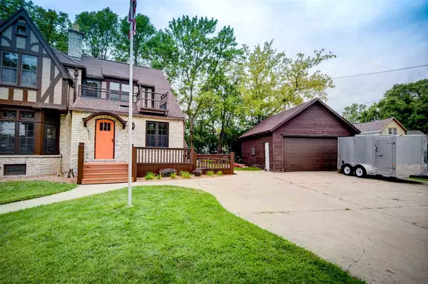 Neenah, WI 54956,303 W WINNECONNE AVE