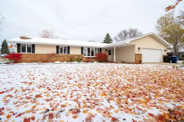 834 WINDWARD CT, Oshkosh, WI 54901-2006