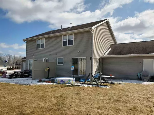 Pulaski, WI 54162-9790,587 BLUE HERON DR