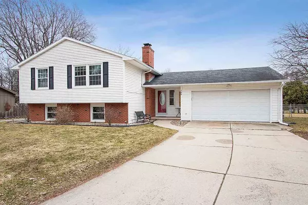 706 E BRIAR LN, Green Bay, WI 54301-1122