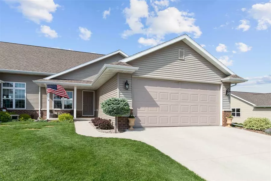 520 COONEN DR, Combined Locks, WI 54113