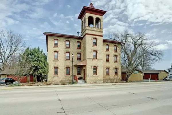 Omro, WI 54963,251 E MAIN ST #202