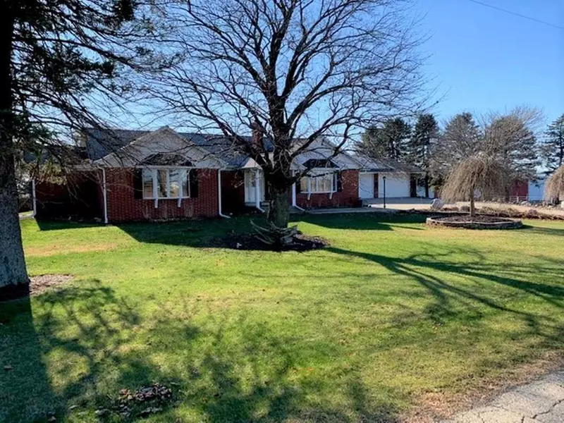 W1055 HOFA PARK DR, Pulaski, WI 54162