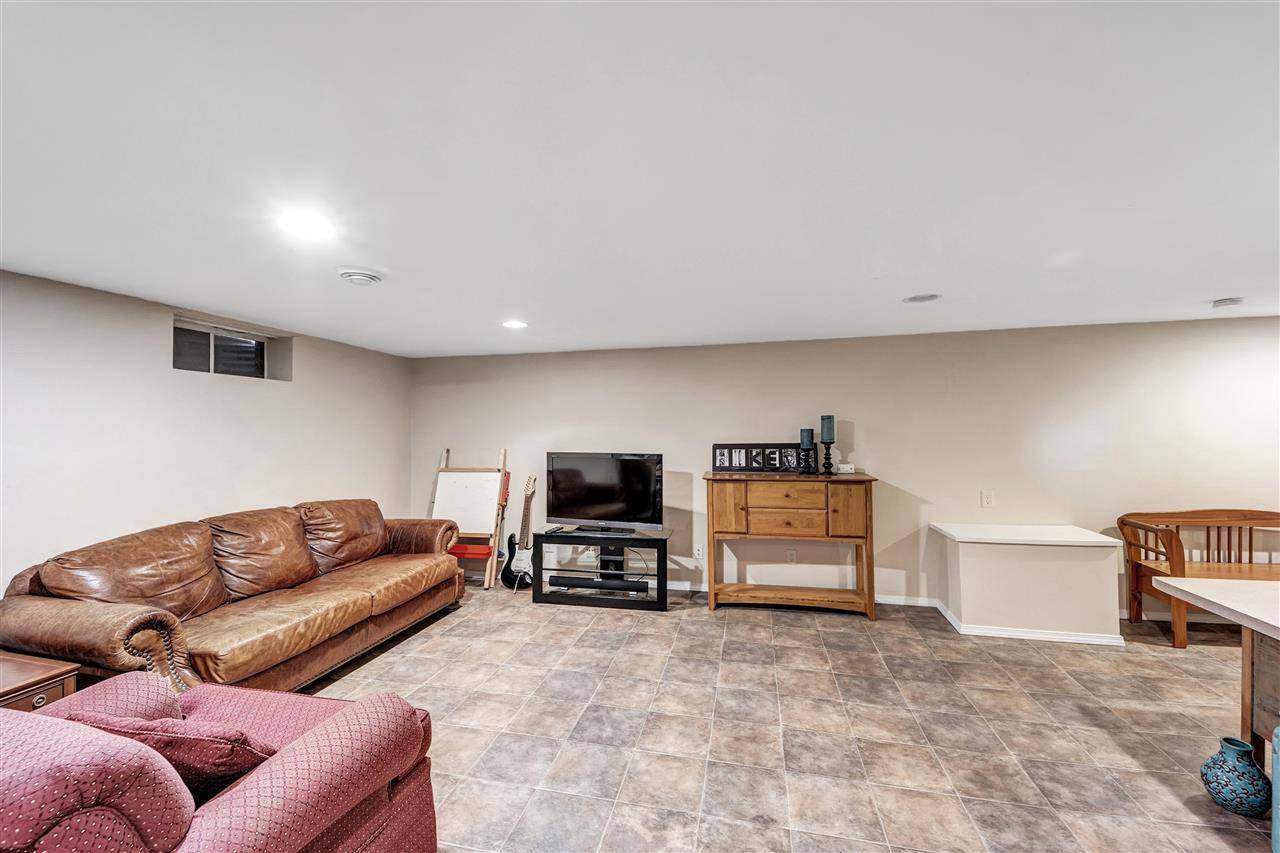 Green Bay, WI 54301,733 E BRIAR LN