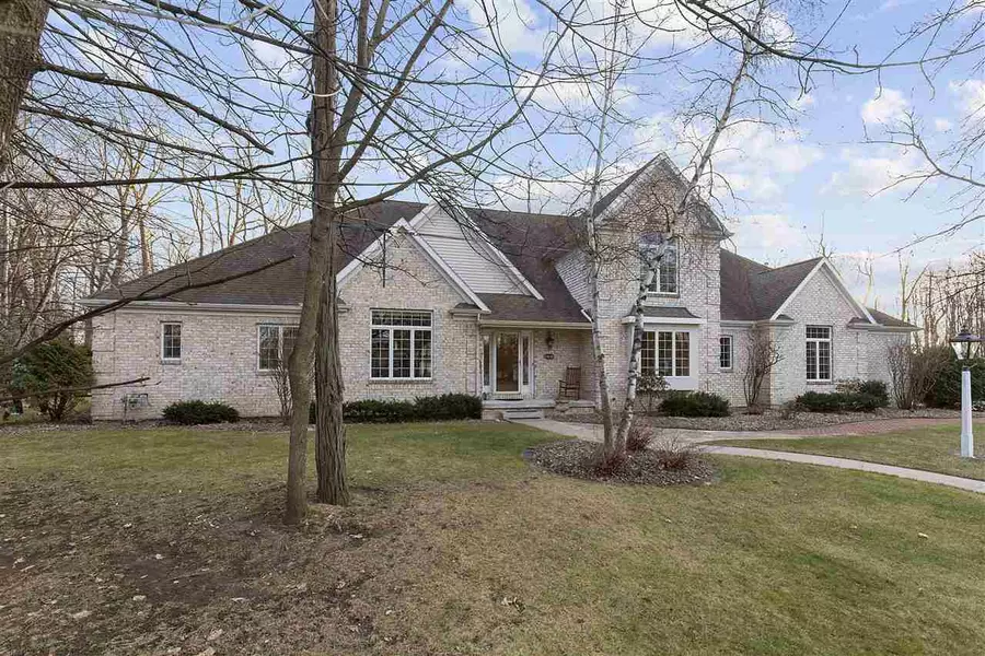 2416 WOODLAND TER, Neenah, WI 54956