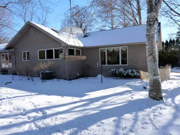 7107 CLARKS POINT RD, Winneconne, WI 54986