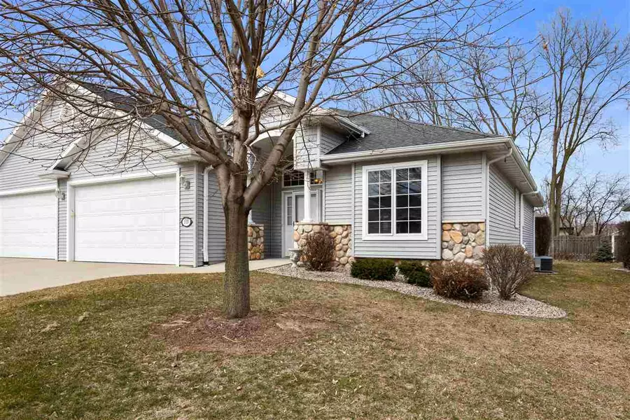 118 REGENT PL, Neenah, WI 54956-5077