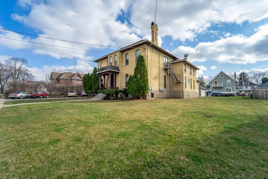 243 E DOTY AVE, Neenah, WI 54956-3046