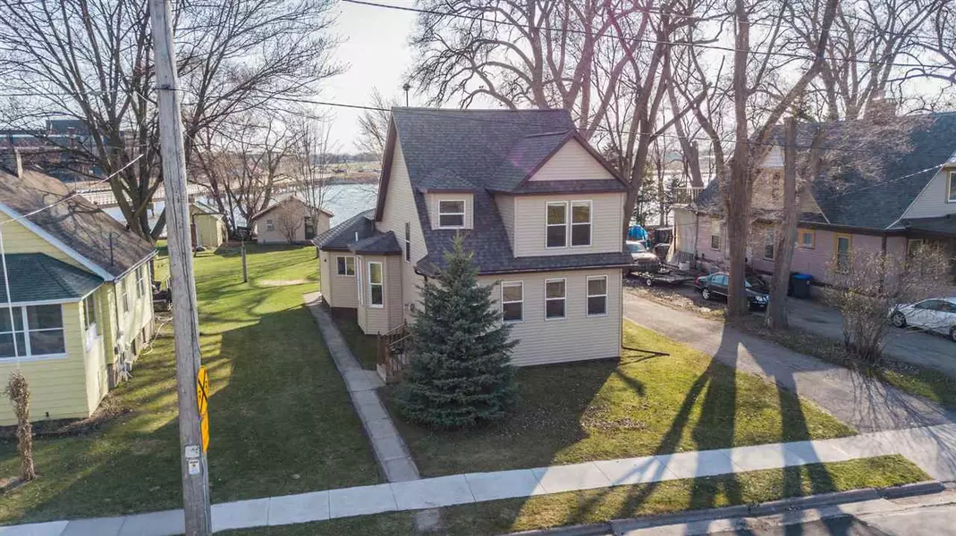 410 W NORTH WATER ST, Neenah, WI 54956