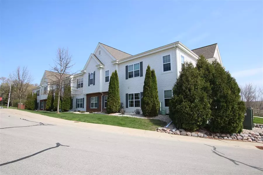 2135 RAINBOW LAKE LN #111, West Bend, WI 53090