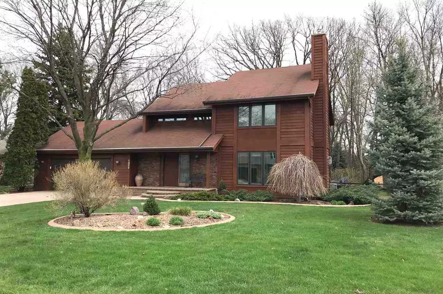 1477 WINDMAR DR, Neenah, WI 54956