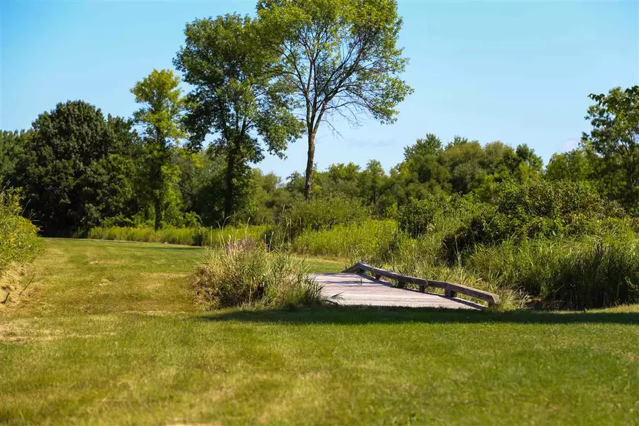 884 WHISPERING WAY #14, Omro, WI 54963-0000