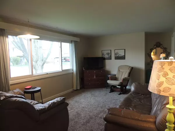 Neenah, WI 54956-3736,739 FAIRWOOD DR