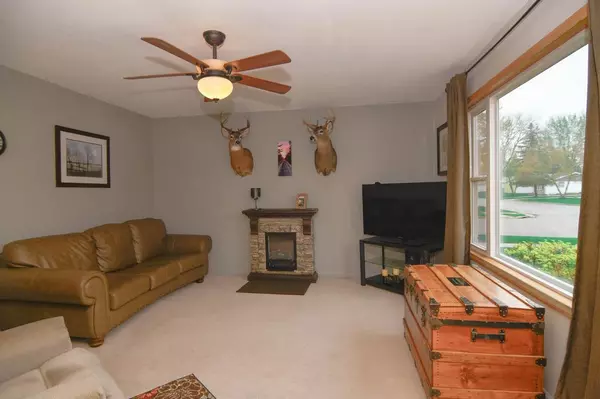 Neenah, WI 54956,1094 HONEYSUCKLE LN