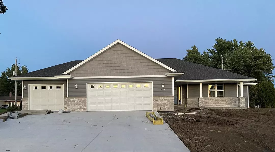 658 COVERED WAGON TRL, Pulaski, WI 54162