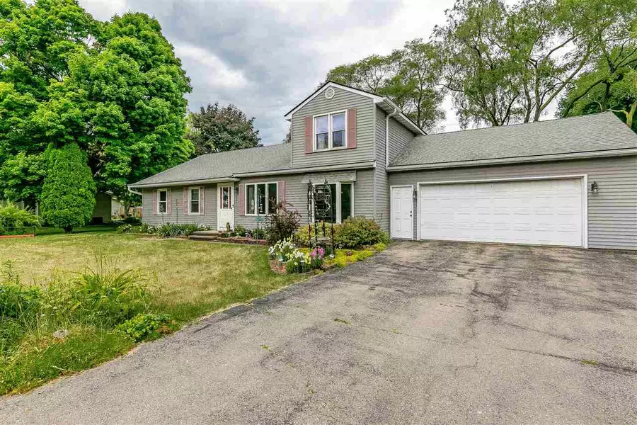 1266 GLENVIEW DR, Neenah, WI 54956