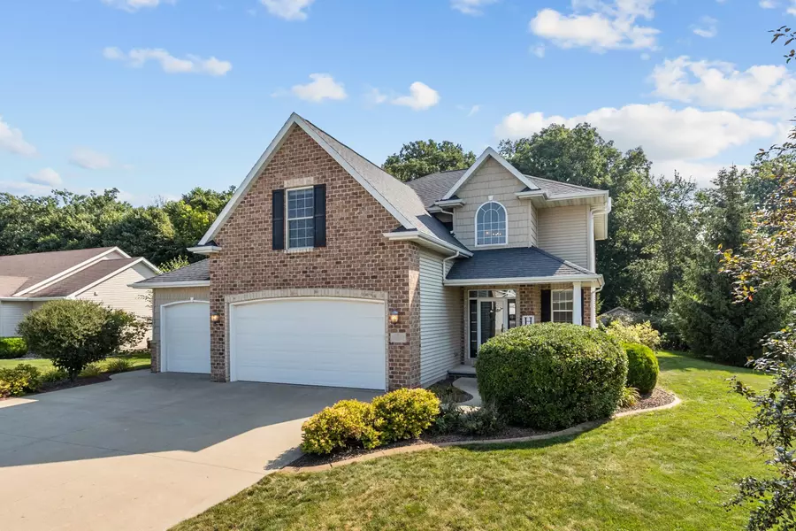 1594 KINGSWOOD DR, Neenah, WI 54956