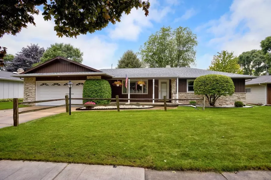 2401 S BERRY DR, Appleton, WI 54915-2556
