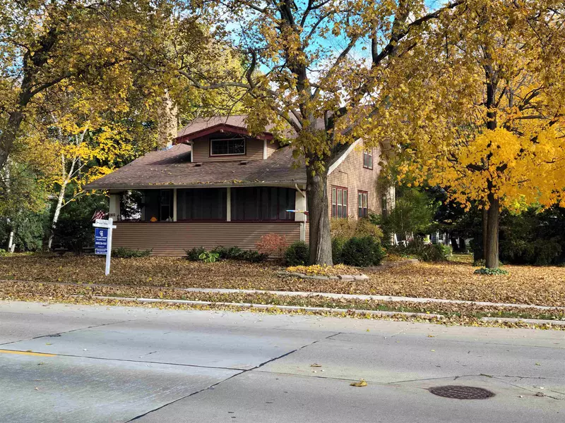 1102 BOWEN ST, Oshkosh, WI 54901-3961