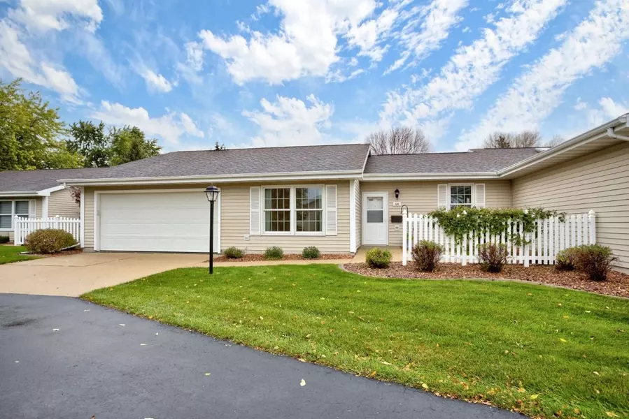 52 FIESTA CT #D, Appleton, WI 54911-8451