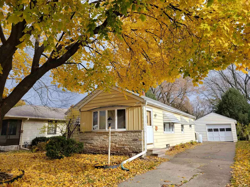 1326 HAZEL ST, Oshkosh, WI 54901