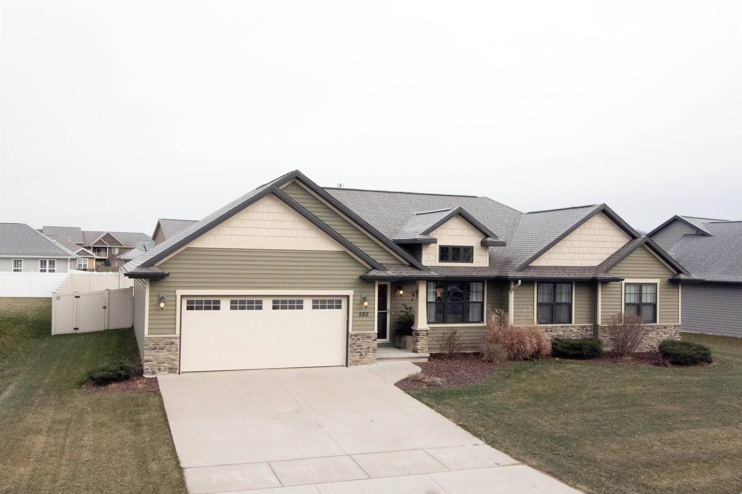 586 PEBBLESTONE CIR, Hobart, WI 54155