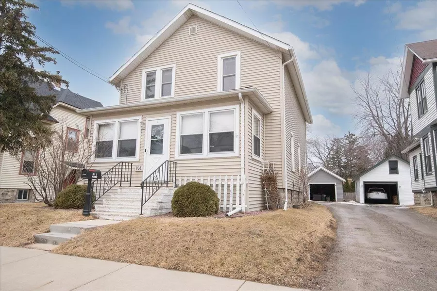 908 E PARKWAY AVE, Oshkosh, WI 54901