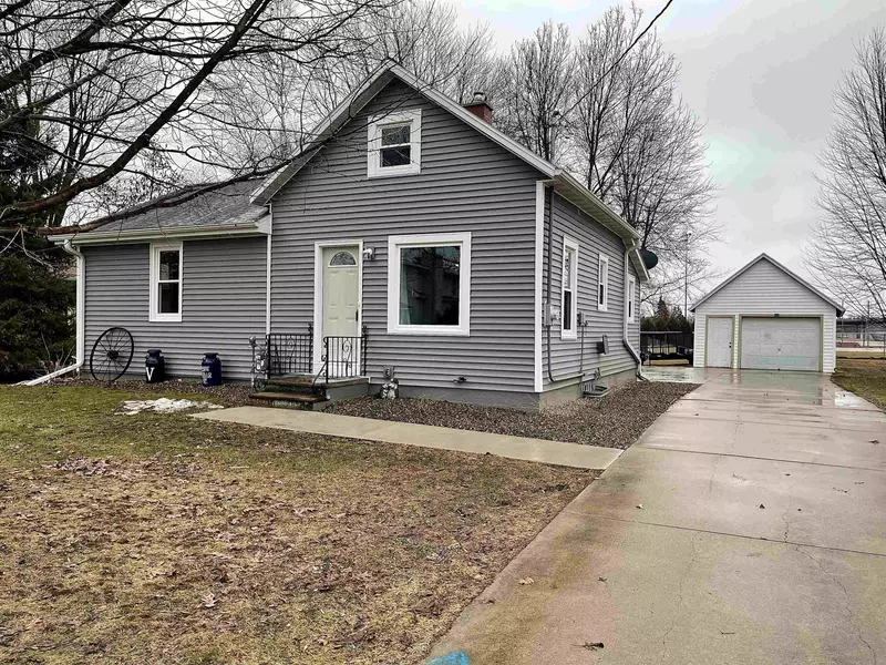 226 W CEDAR ST, Pulaski, WI 54162