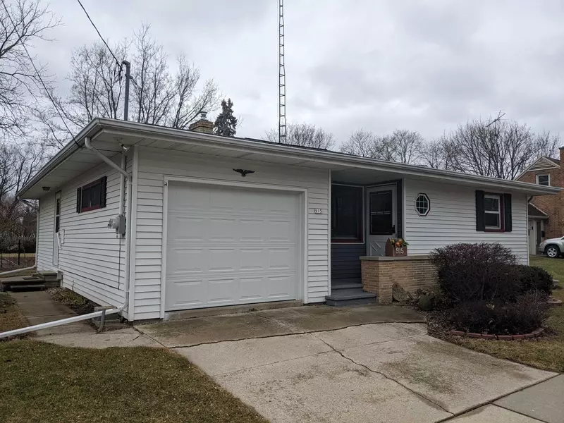 915 E LINCOLN AVE, Oshkosh, WI 54901