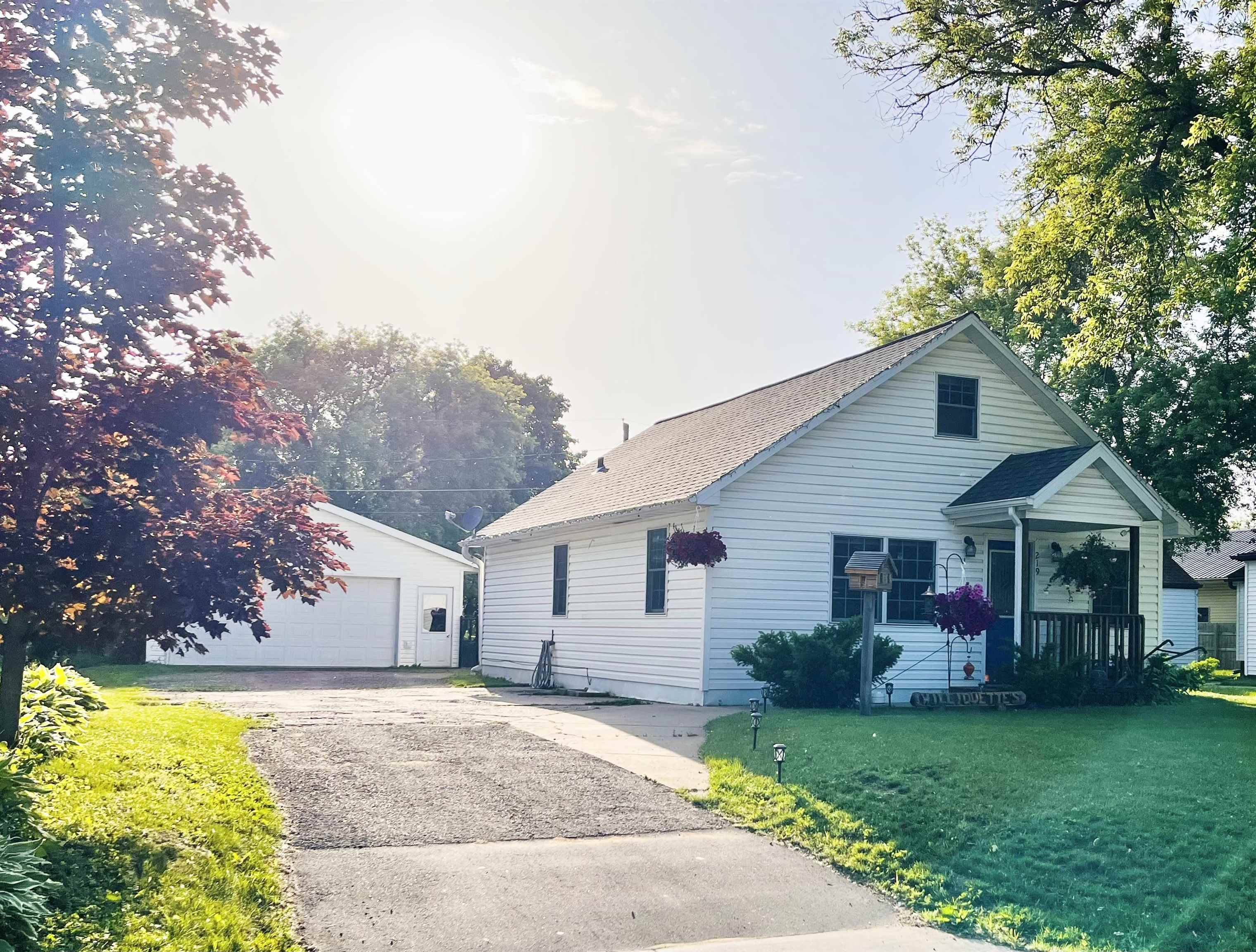 219 S OAKLAND AVE, Oconto Falls, WI 54154