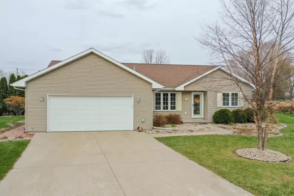 913 MCKINLEY AVE, Omro, WI 54963