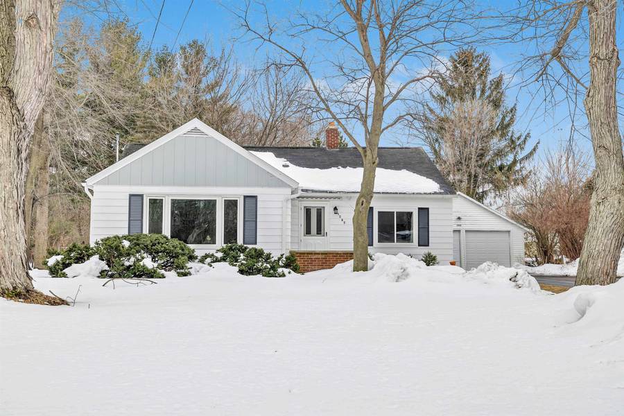 1565 RIVERSIDE DR, Suamico, WI 54173-8120