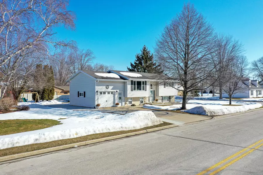 241 E GLENBROOK DR, Pulaski, WI 54162
