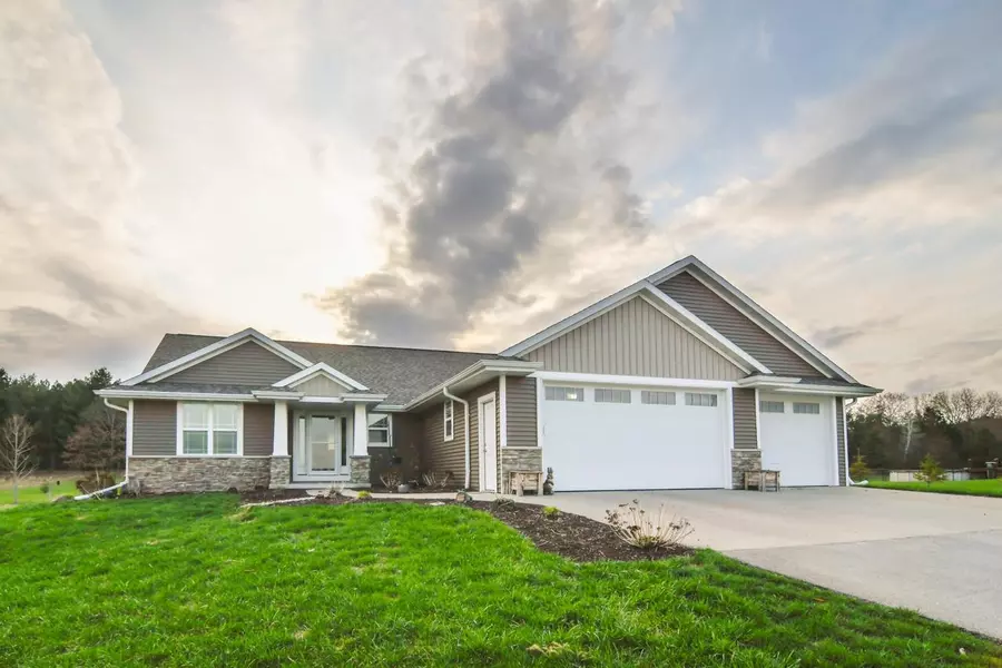 327 SONG BIRD CIR, Sobieski, WI 54171