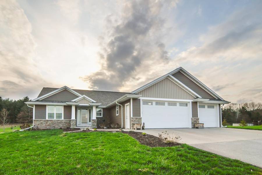 327 SONG BIRD CIR, Sobieski, WI 54171