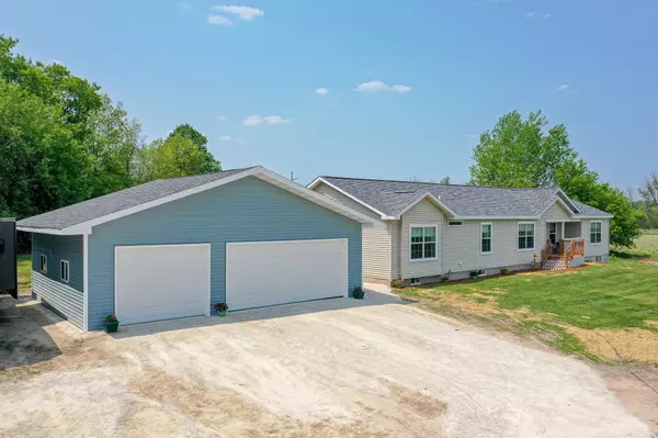 Weyauwega, WI 54983,N2719 LONG LN