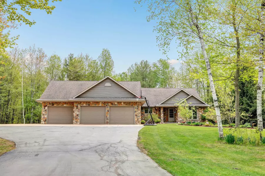 3186 WILDERNESS TRL, Abrams, WI 54101